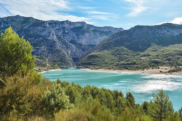 Guide ultime pour camper au Lac de Sainte-Croix : conseils, spots et réglementation