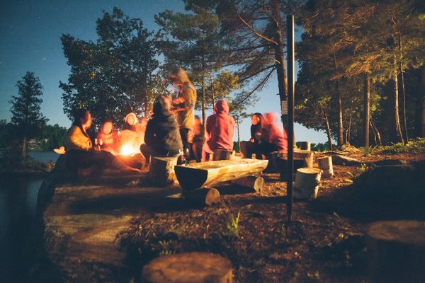 Quels sont les campings les plus adaptés pour accueillir des groupes à la Palmyre ?