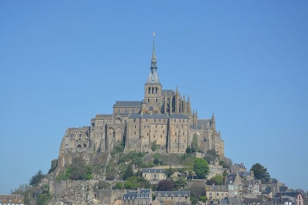 Top 10 des Meilleurs Emplacements de Camping dans la Manche pour un Séjour Inoubliable