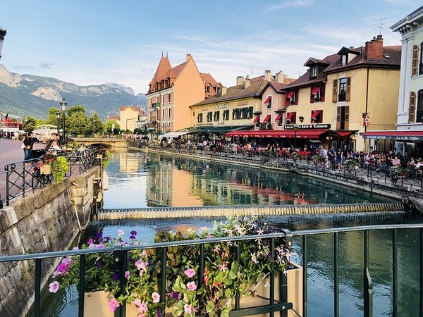 Découvrez le Charme du Camping 4 Étoiles au Bord du Lac d'Annecy