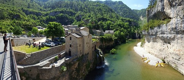 Découvrez les Meilleurs Spots de Camping et Canoë dans les Gorges du Tarn