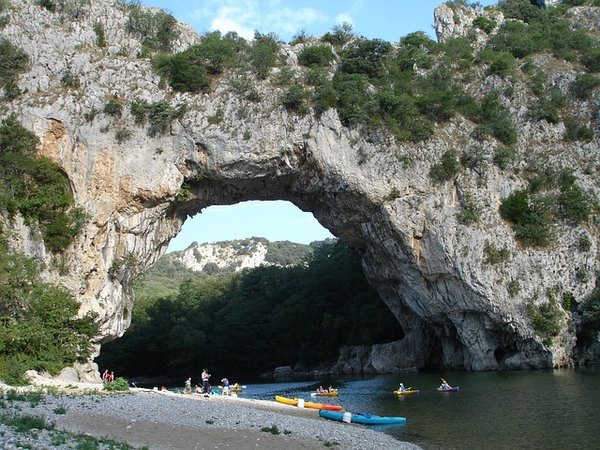Luxe en pleine nature : Top 5 des campings 4 étoiles en Ardèche à découvrir absolument !