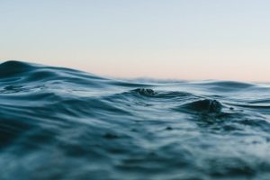 Expériences de camping authentiques aux Saintes Maries de la Mer, offrant des emplacements en pleine nature à deux pas de la mer et des traditions camarguaises.